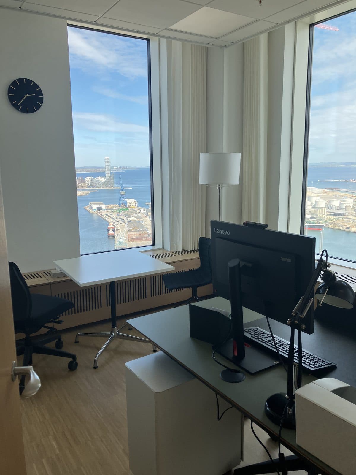 Konsultationsrum med udsigt over havnen hos Privat Psykiatrisk Center Aarhus