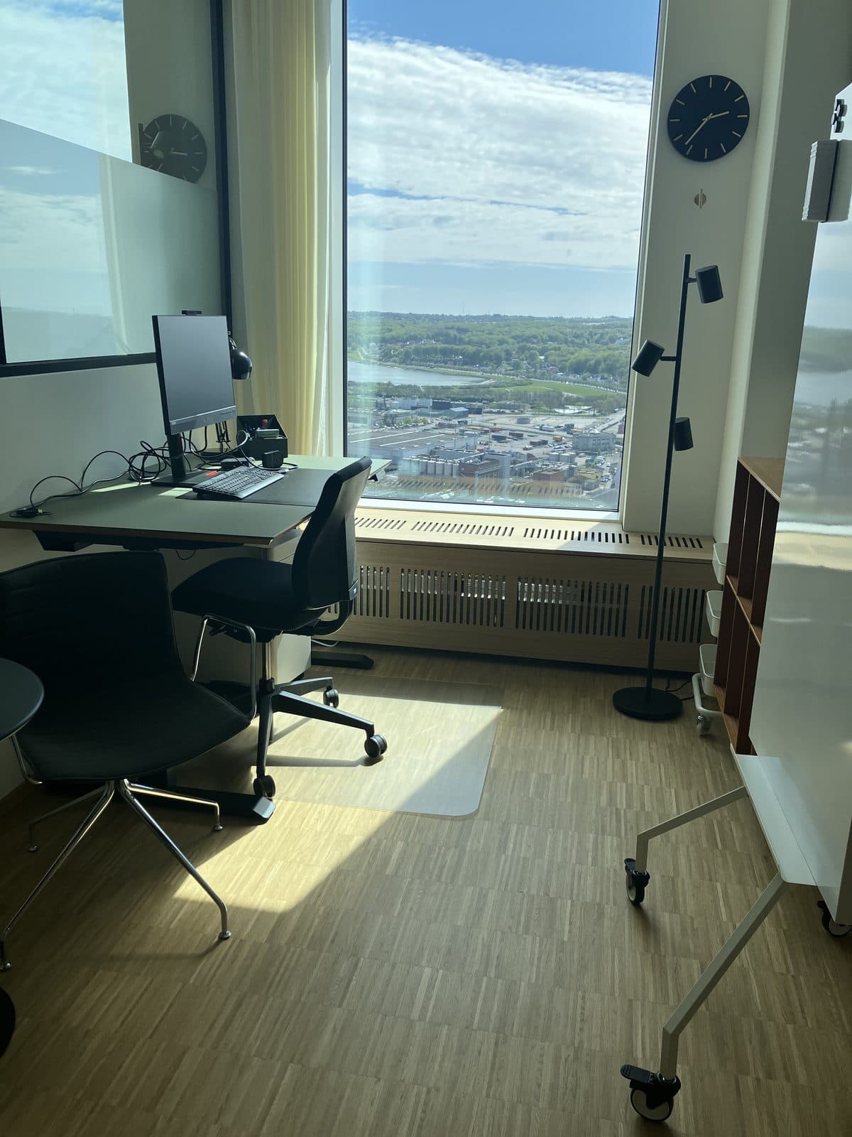 Konsultationsrum med panoramaudsigt hos Privat Psykiatrisk Center Aarhus
