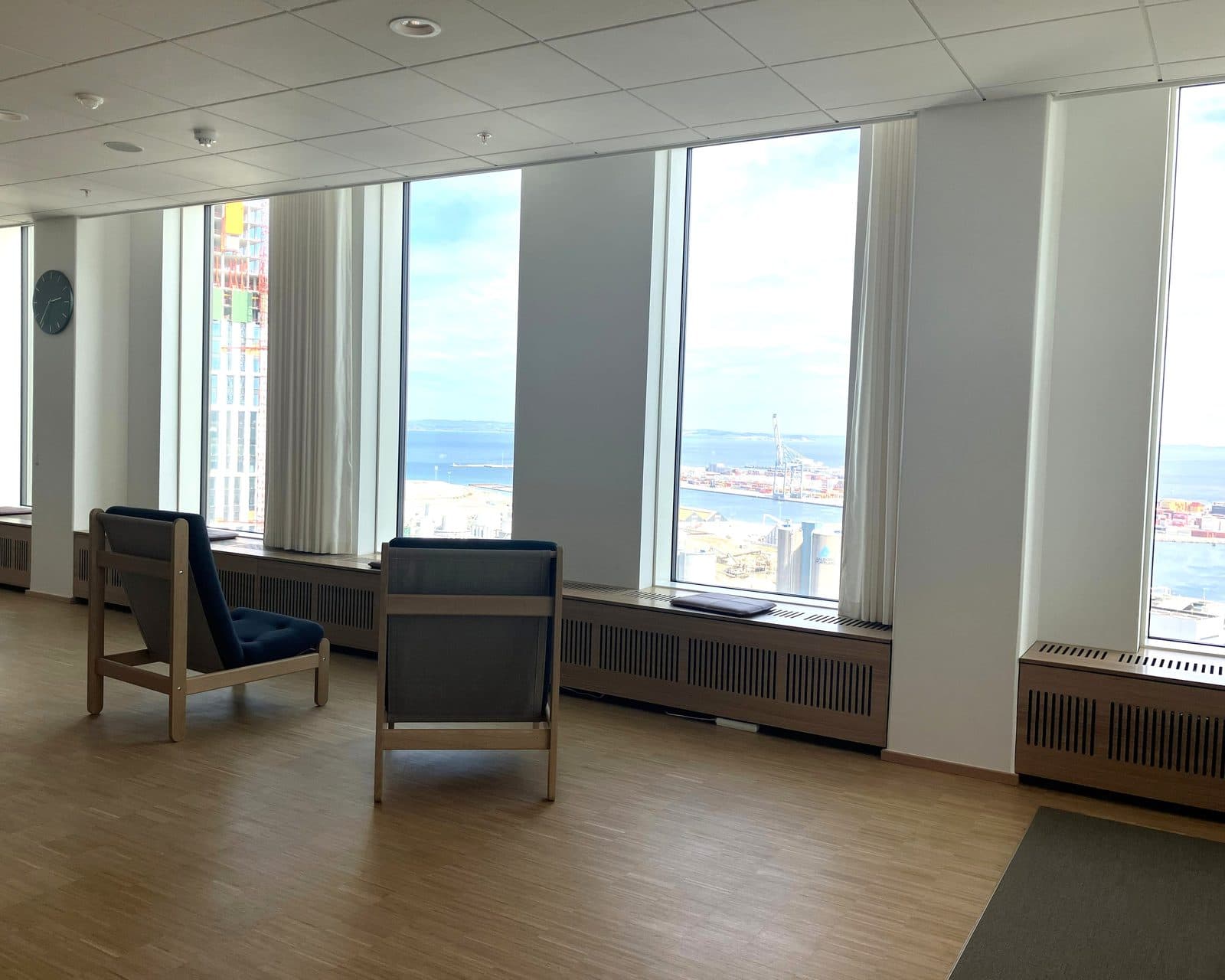 Lokale med udsigt over Aarhus Havn hos Privat Psykiatrisk Center Aarhus på 23. sal