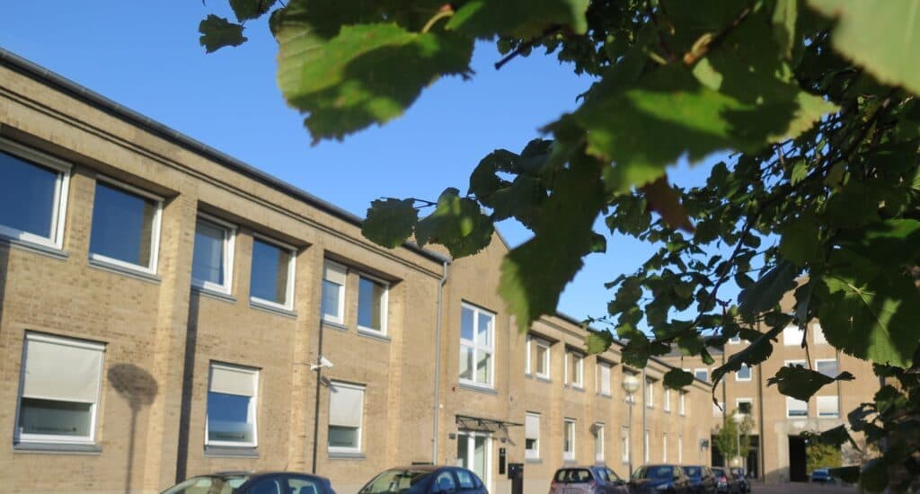 Facadebygningen til Privat Psykiatrisk Center Høje-Taastrup på en solrig dag