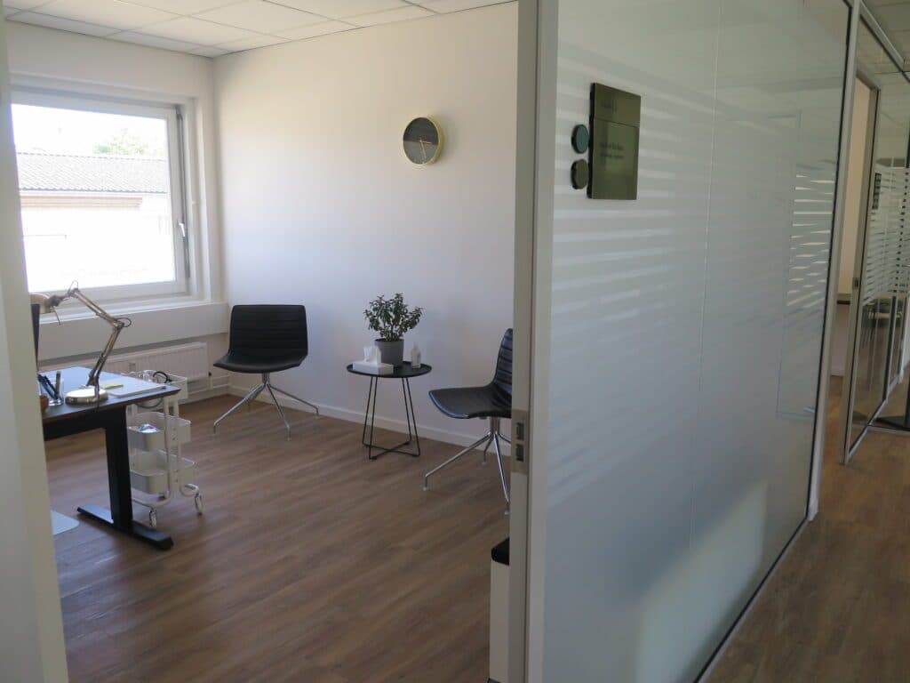 Konsultationsrum med designstole og plante hos Privat Psykiatrisk Center Høje-Taastrup