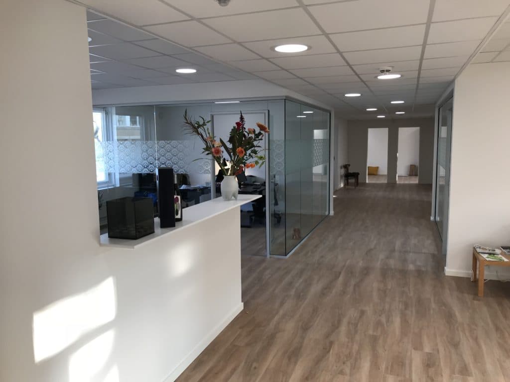 Lys reception og gang hos Privat Psykiatrisk Center Høje-Taastrup