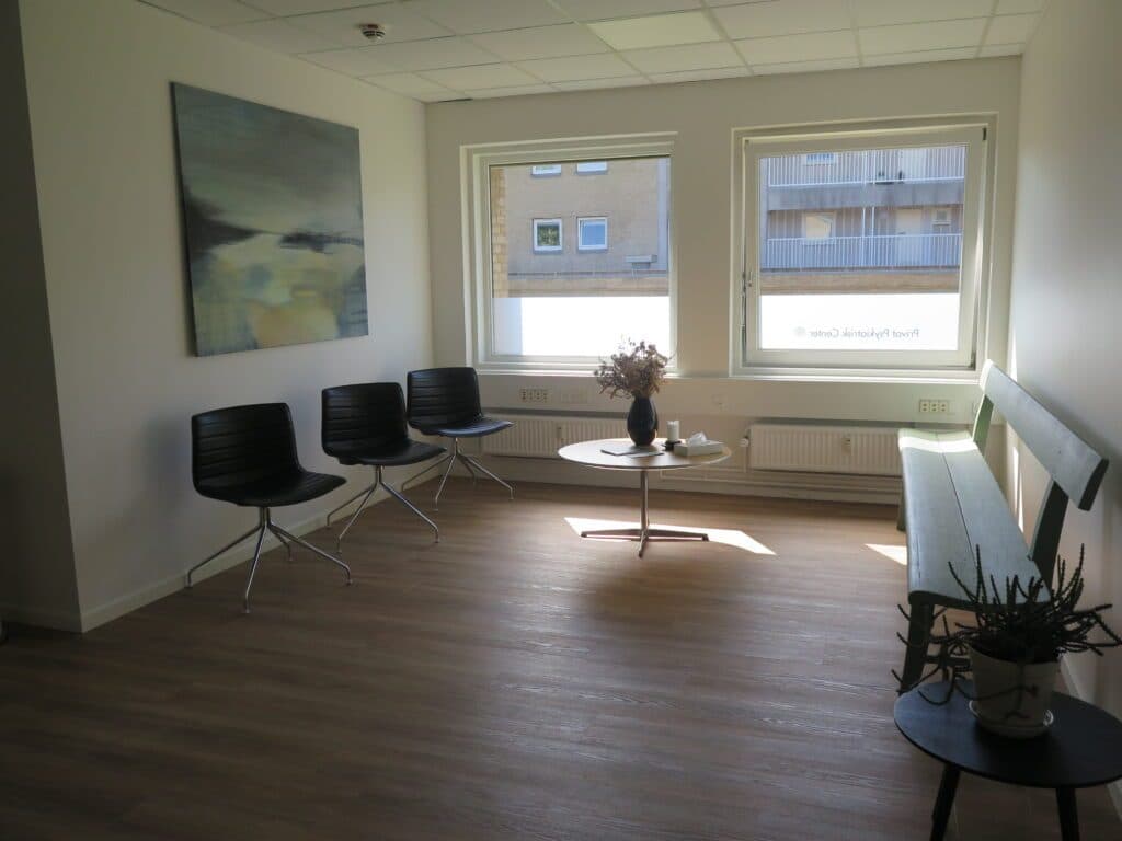 Lyst venteværelse med kunst og designstole hos Privat Psykiatrisk Center Høje-Taastrup