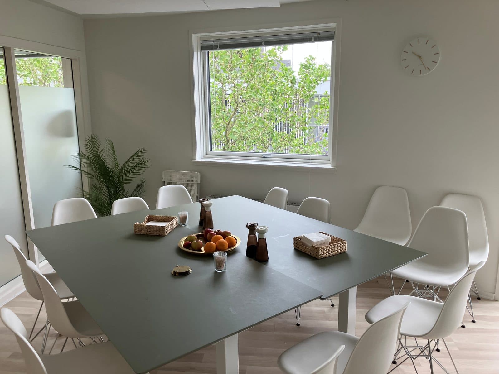 Lyst mødelokale med store vinduer hos Privat Psykiatrisk Center Lyngby