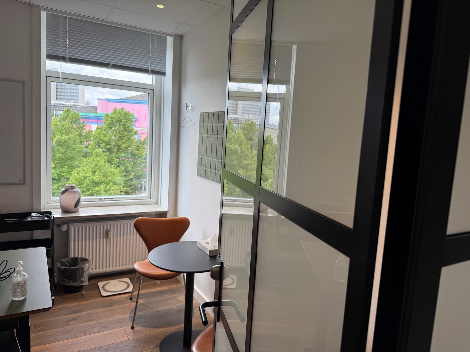 Konsultationsrum set gennem glasvæg hos Privat Psykiatrisk Center København