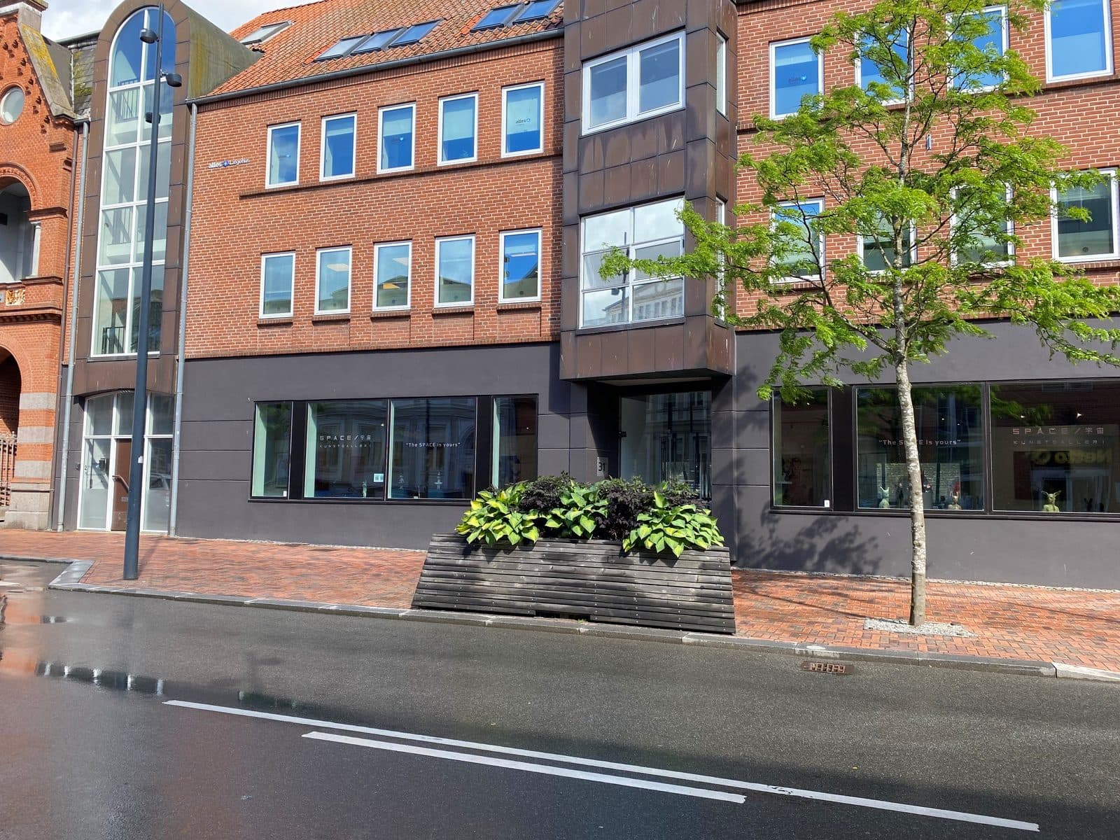 Facade på Jernbanegade i Kolding midtby, hvor Privat Psykiatrisk Center Kolding holder til på 1. sal
