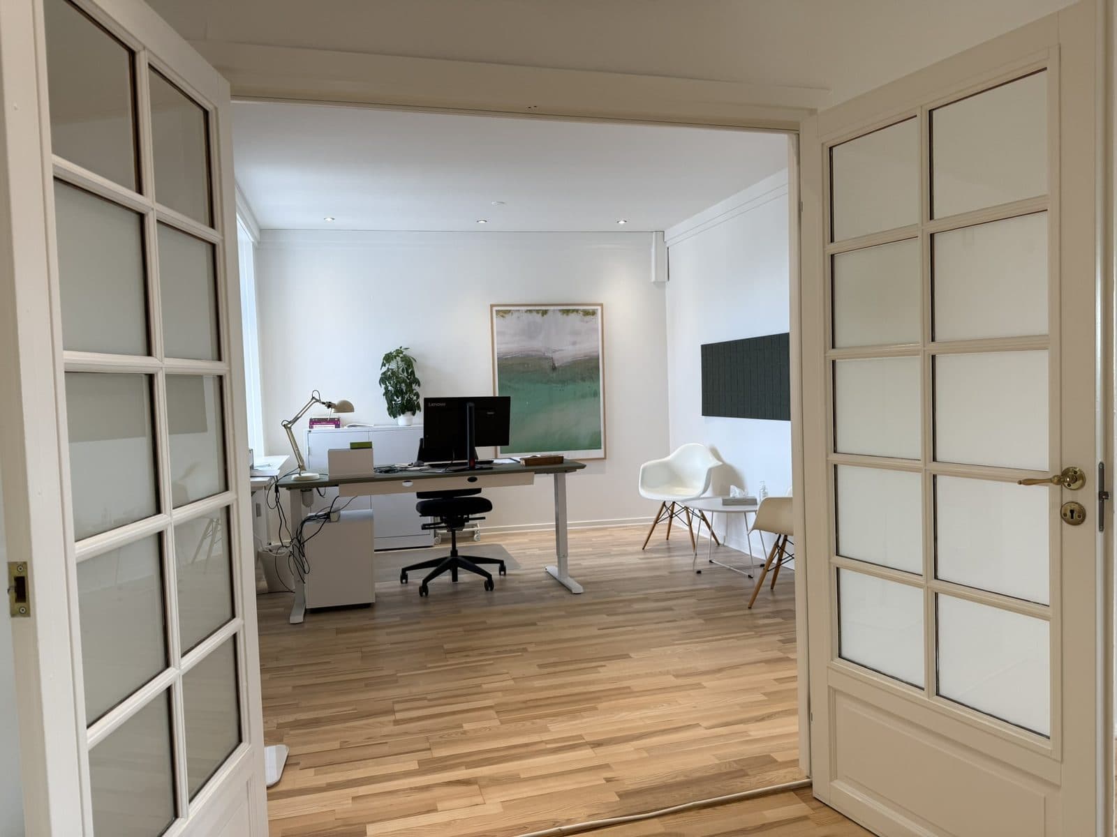 Konsultationsrum med historiske fløjdøre og lyst parketgulv hos Privat Psykiatrisk Center Odense