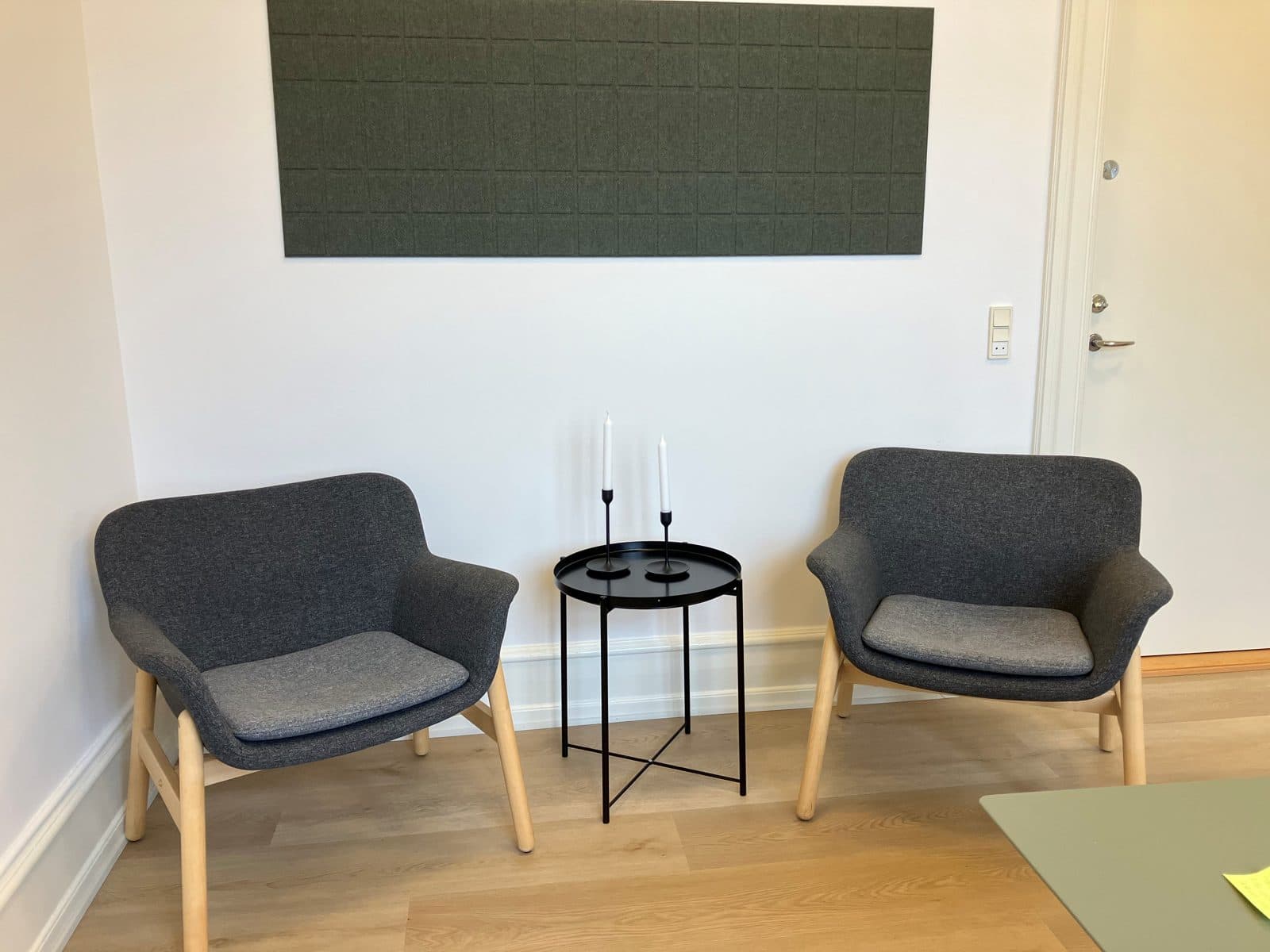 Samtalerum med to lænestole og rundt sofabord hos Privat Psykiatrisk Center Ringsted