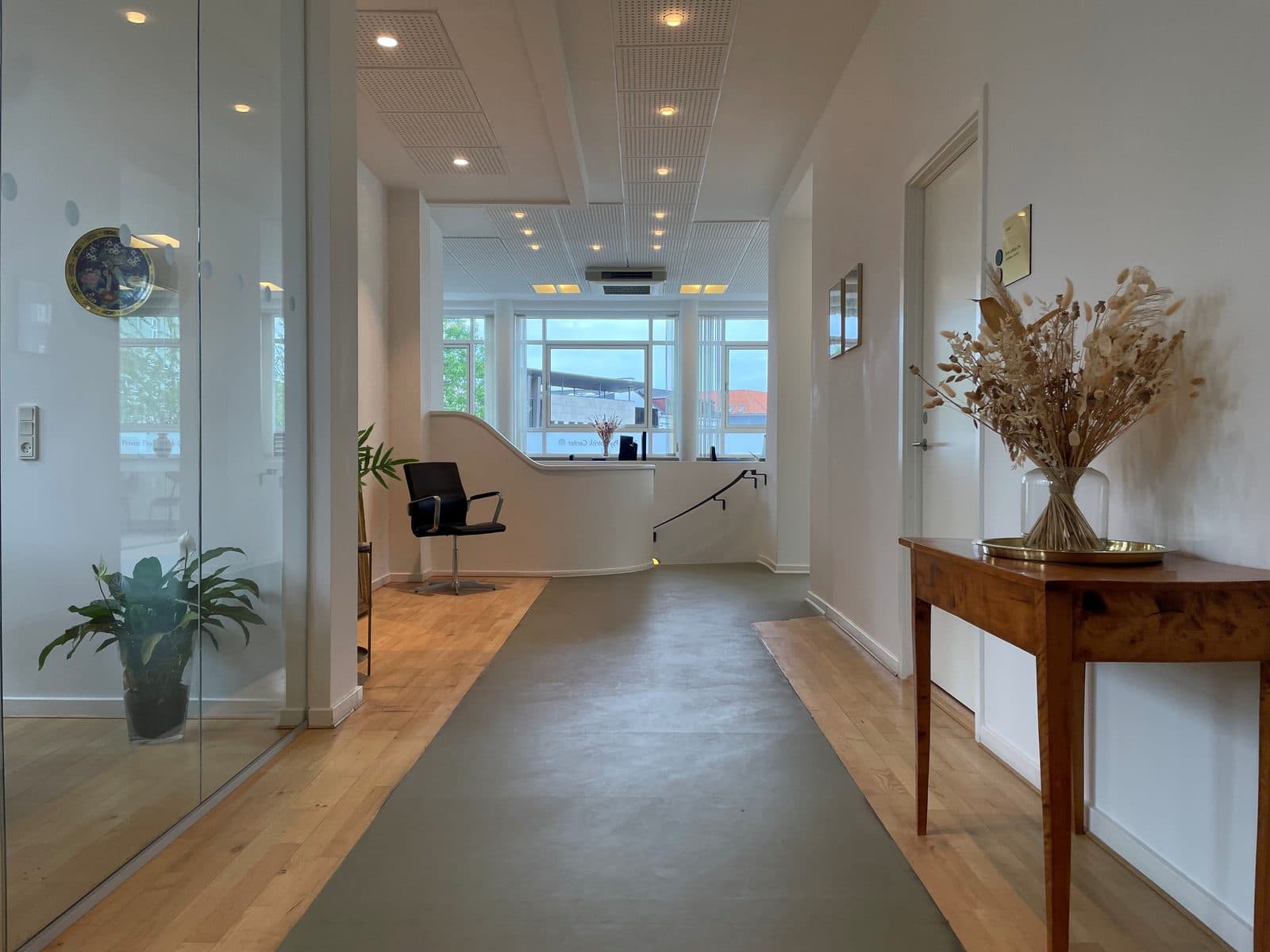 Modtagelsesgang med reception hos Privat Psykiatrisk Center Silkeborg