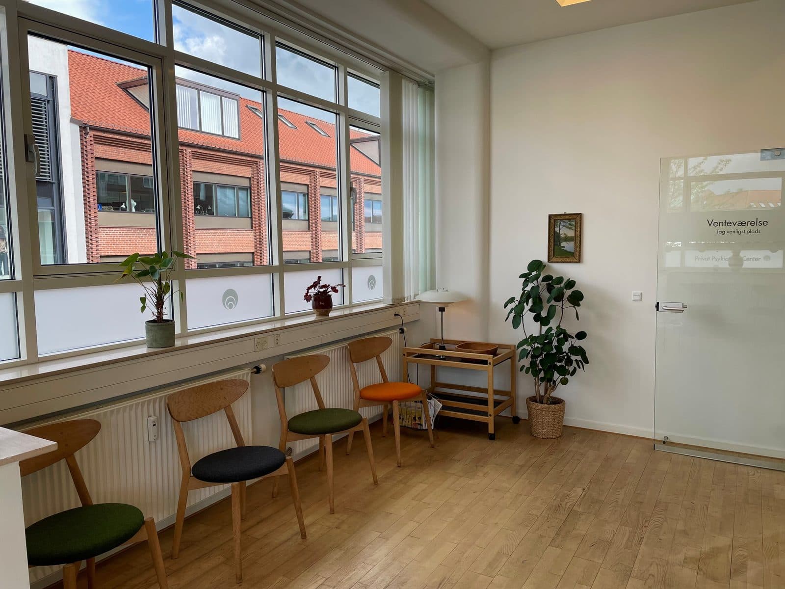 Venteværelse med dagslys og udsigt over Torvet hos Privat Psykiatrisk Center Silkeborg